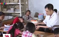 Việc tử tế: Thầy giáo tật nguyền viết chữ bằng miệng