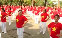 Hơn 2.000 người cao tuổi đồng diễn ở phố đi bộ Hồ Gươm, Hà Nội