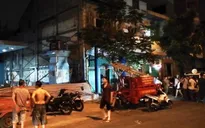 Cảnh sát giải cứu 4 người ra khỏi nhà cổ bị sập ở TP.HCM