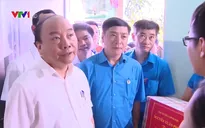Thủ tướng Nguyễn Xuân Phúc thăm khu trọ của công nhân tại Hà Nam