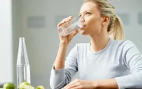 Ngồi uống nước hay đứng uống nước có lợi cho sức khỏe?