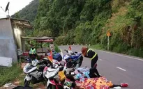 Phượt thủ bất chấp nguy hiểm đắp chăn ngủ ngay trên đèo