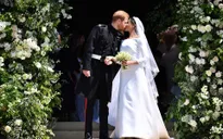 VIDEO: Khoảnh khắc Hoàng tử Harry và cô dâu Meghan Markle trao nụ hôn hạnh phúc