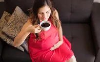 Thai phụ uống cà phê, con dễ bị béo phì