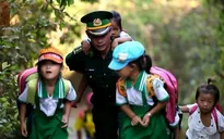 Thầy giáo mang quân hàm xanh và lớp học đặc biệt trên đảo Hòn Chuối