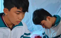 Bố chết, mẹ ung thư di căn, 2 anh em sinh đôi nhường nhau đi học