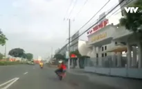 Người phụ nữ bị trộm kéo lê hàng trăm mét tại Bình Dương