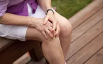 Đau đầu gối có thể dẫn đến trầm cảm ở người già