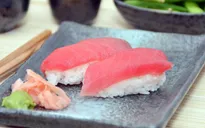 Cô gái bị suy hô hấp, tổn thương phổi nặng sau khi ăn cá ngừ