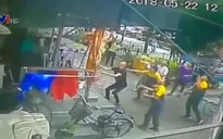 Ngoạn mục cảnh cứu sống một cậu bé rơi từ tầng 6