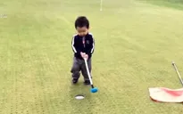 Hình ảnh thú vị của tay golf 3 tuổi