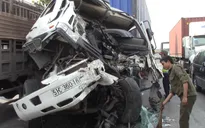 Bình Dương: Kẹt xe hơn 2km trong nhiều giờ vì tai nạn giữa hai xe container