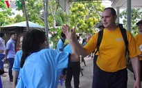 Đoàn thủy thủ Hải quân Hoa Kỳ giao lưu với trẻ em khuyết tật Khánh Hòa