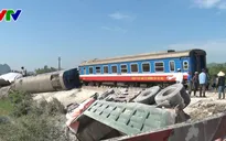 Thanh Hóa: Lật tàu chở khách sau khi đâm vào xe tải trong đêm, ít nhất 12 người thương vong