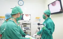 Mảnh xương cá găm vào thực quản bệnh nhân 65 tuổi hình thành ổ mủ