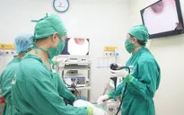 Liên tiếp nội soi gắp dị vật nguy hiểm từ bụng bệnh nhân