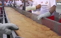 Italy lập kỷ lục bánh pizza Napoli chiên dài nhất thế giới
