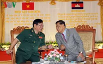 Việt Nam tặng quà Mặt trận Đoàn kết Phát triển Tổ quốc Campuchia