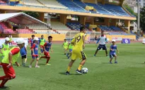 Cầu thủ nhí hào hứng “đội nắng” chơi bóng cùng sao U23 Việt Nam