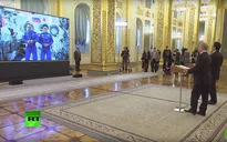 Tổng thống Putin cùng Thủ tướng Abe gọi video ra ngoài vũ trụ từ Kremlin