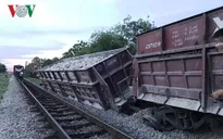 Tàu hàng chở đá trật bánh ở Nghệ An