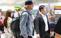 Karius thất thần lên máy bay rời Liverpool