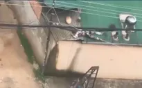 Leo mái nhà sửa ống hút khói, 1 người bị điện giật nguy kịch