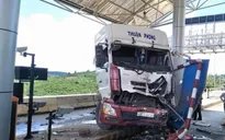 Lâm Đồng: Xe đầu kéo gây tai nạn tại trạm thu phí BOT