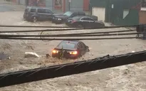 Lũ bùn nhấn chìm một thành phố ở Mỹ