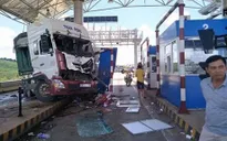 Lâm Đồng: Xe container đâm vào Trạm thu phí Liên Đầm