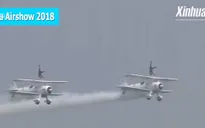 Chiêm ngưỡng màn biểu diễn trên nóc máy bay