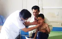 Cậu bé 5 tuổi ria mép rậm, mọc lông đầy mặt