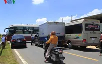 Lùi xe bất cẩn, đường Hồ Chí Minh ùn tắc nghiêm trọng
