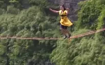 Thót tim nhìn 3 cô gái thi đi giày cao gót trên dây ở độ cao hơn 1000m