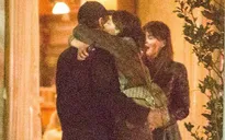 Leonardo DiCaprio công khai ôm hôn tình mới kém 23 tuổi
