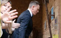 Daniel Craig đi ngược lại lời tuyên bố, trở lại với James Bond