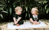 Tình bạn đầy thú vị của hai em bé mắc hội chứng down