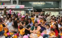 Hàng chục bà mẹ cho con bú tập thể tại Hong Kong (Trung Quốc)
