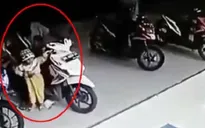 Bé 3 tuổi tử vong khi vặn nhầm tay ga xe đang nổ máy
