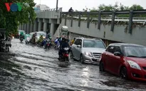 Mưa lớn gây ngập nhiều tuyến đường ở TP.HCM