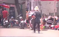 Vỉa hè TP.HCM: Sáng dẹp chiều chiếm!