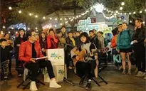 Lần đầu tiên “Ghế không tựa” đưa trường quay ra phố Tạ Hiện đón tiếp Lê Cát Trọng Lý