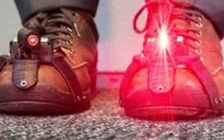 Giày laser làm giảm tê cóng ở bệnh nhân Parkinson