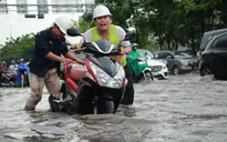 TP.HCM: Đường ngập nặng dù siêu máy bơm được đưa vào hoạt động