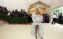 Met Gala 2018: Rihanna biến thành Giáo hoàng, Katy Perry hóa thiên thần