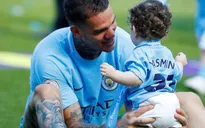 Ăn mừng chức vô địch, sao Man City khoe "tha thu" kín chân