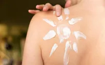 Bao nhiêu kem chống nắng là đủ cho một ngày?