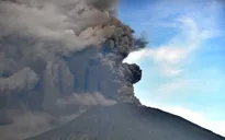 Núi lửa hoạt động nhiều nhất của Indonesia "thức giấc"