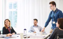 Anh yêu cầu các công ty minh bạch mức lương giữa giới chủ và công nhân