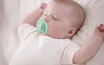 Trẻ ngậm vú cao su khi ngủ giảm nguy cơ đột tử